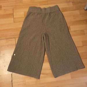 Lululemon super wide leg, high capris, size 8